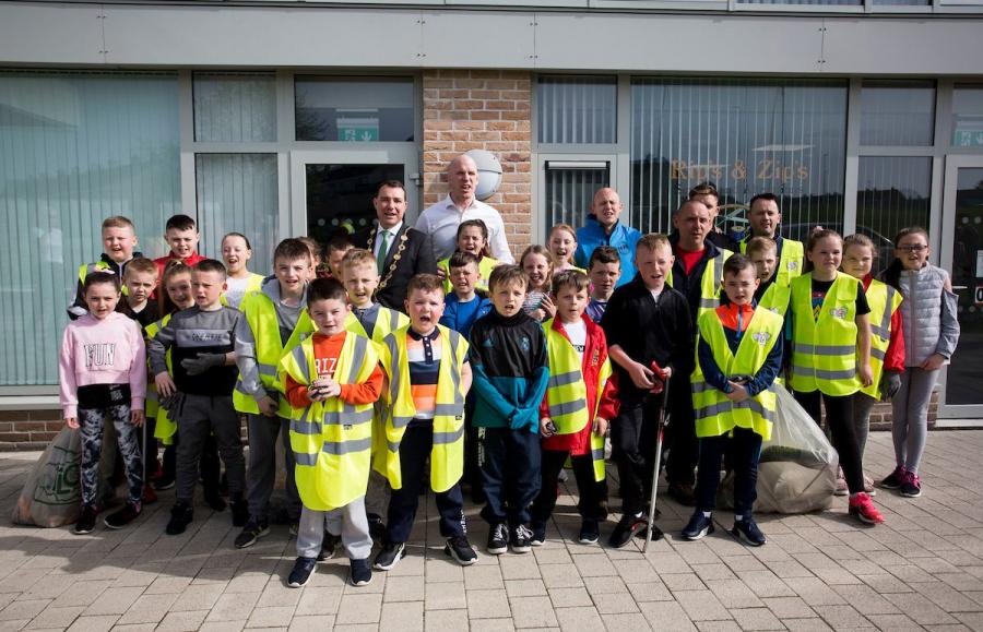 Paul O'Connell with a group of school children at TLC5